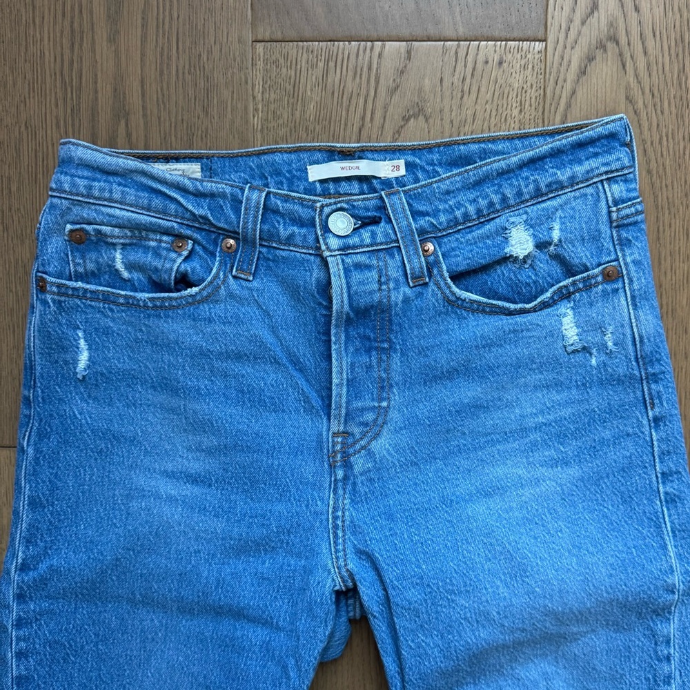 Levi's Wedgie Icon Denim Taper Jeans - Size 28 - EUC - Light Distressed Wash - Picture 3 of 8
